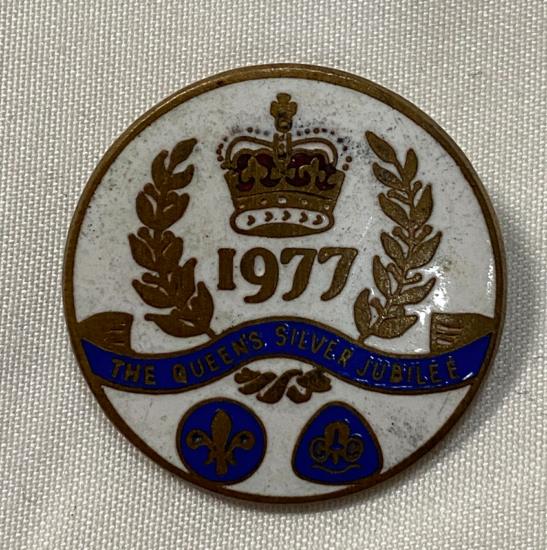 Queen's Silver Jubilee 1977 Scouts & Guides Badge 