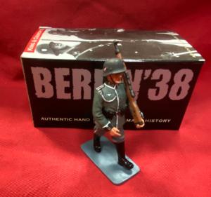King and Country LAH 67 Wehrmacht Marching Rifleman 